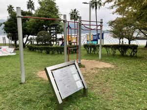 狩留賀海浜公園の健康器具の複合遊具 (説明板つき。写真は問い合わせフォームでいただいたもの。2026.10.24)